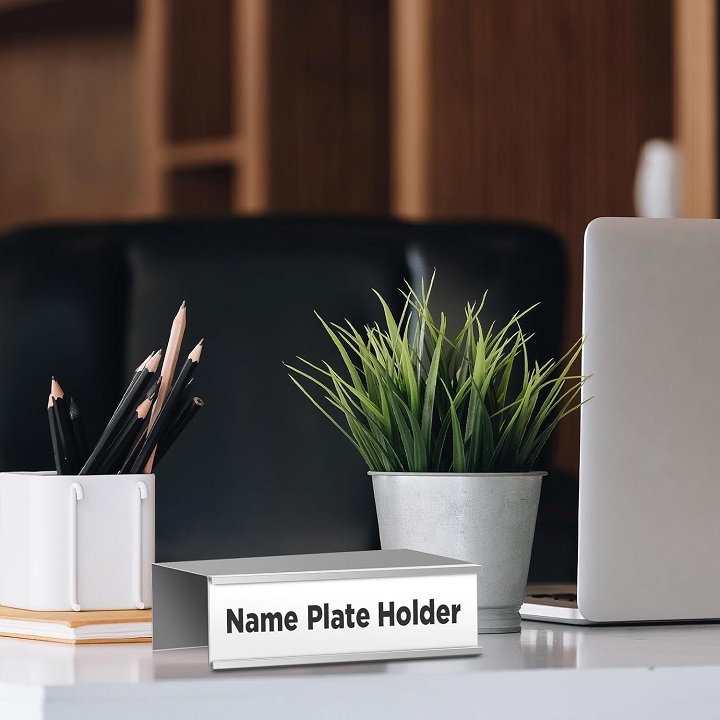 letreros con el nombre de la oficina